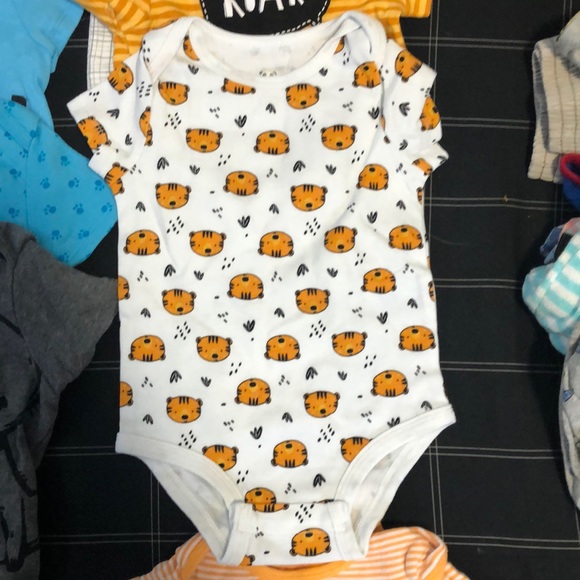 Set of 9 onesies - Picture 3 of 10